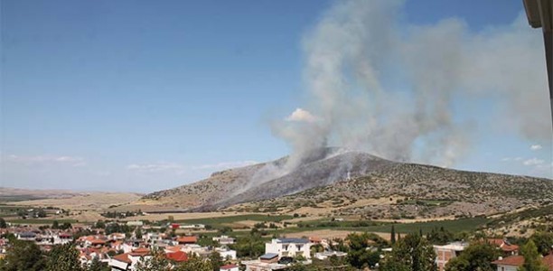 Φωτιά κοντά σε στρατόπεδο με πυρομαχικά – «Καίγονται» σε έξι σημεία τα Φάρσαλα! (φωτό)