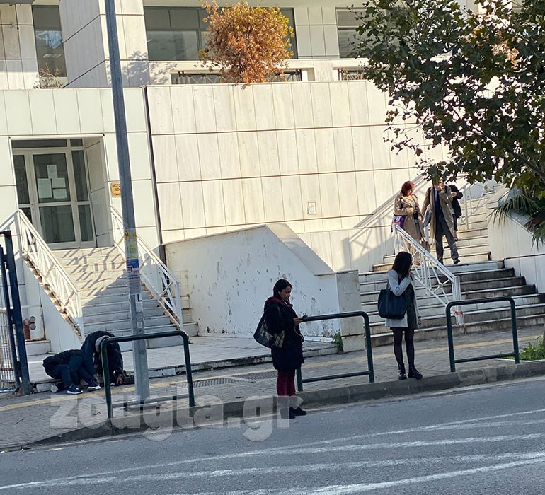 Χρήση ηρωίνης μπροστά στην είσοδο του Εφετείου Αθηνών, Πέμπτη 14 Νοεμβρίου 2019