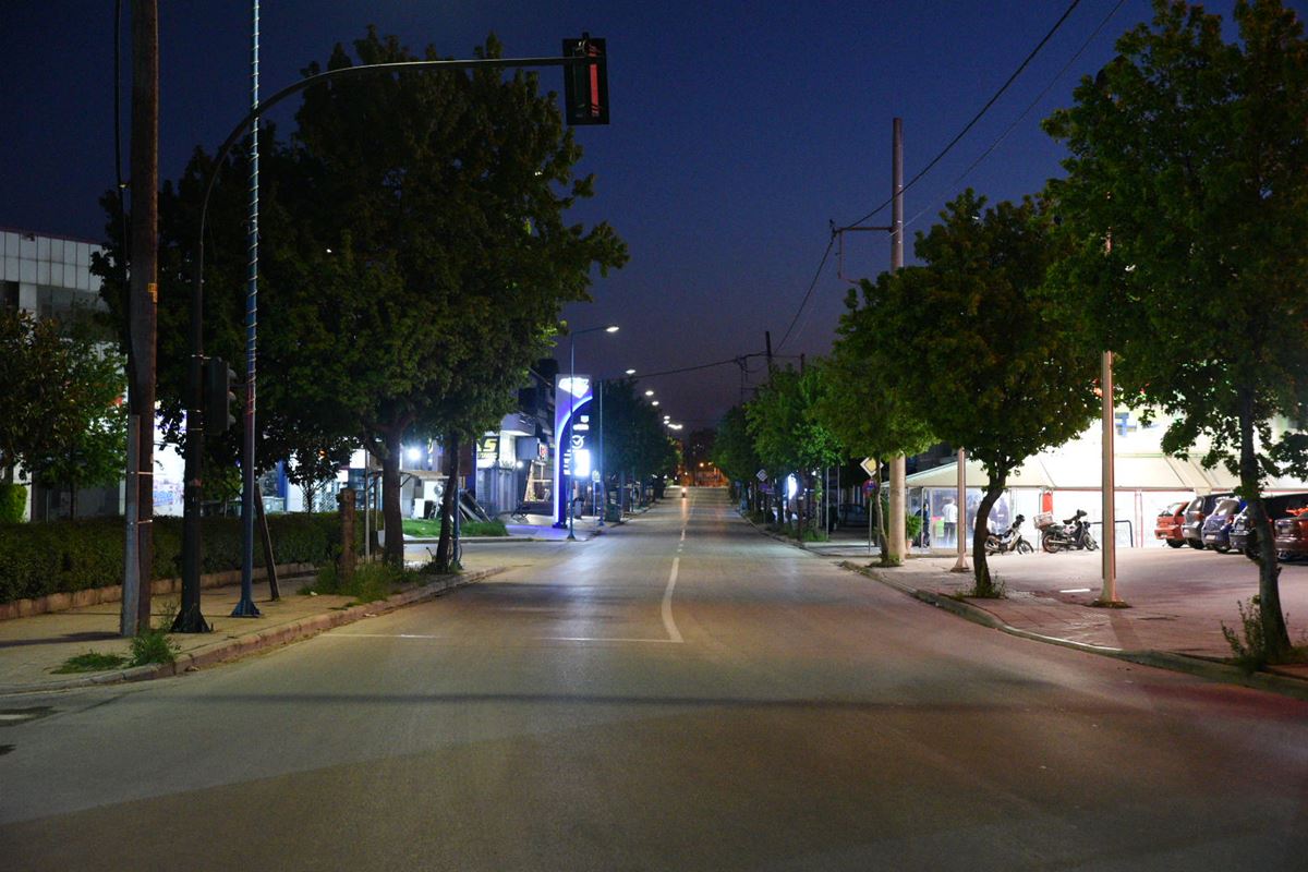 Δείτε φωτορεπορτάζ: Η καραντίνα στη βραδινή Νέα Σμύρνη