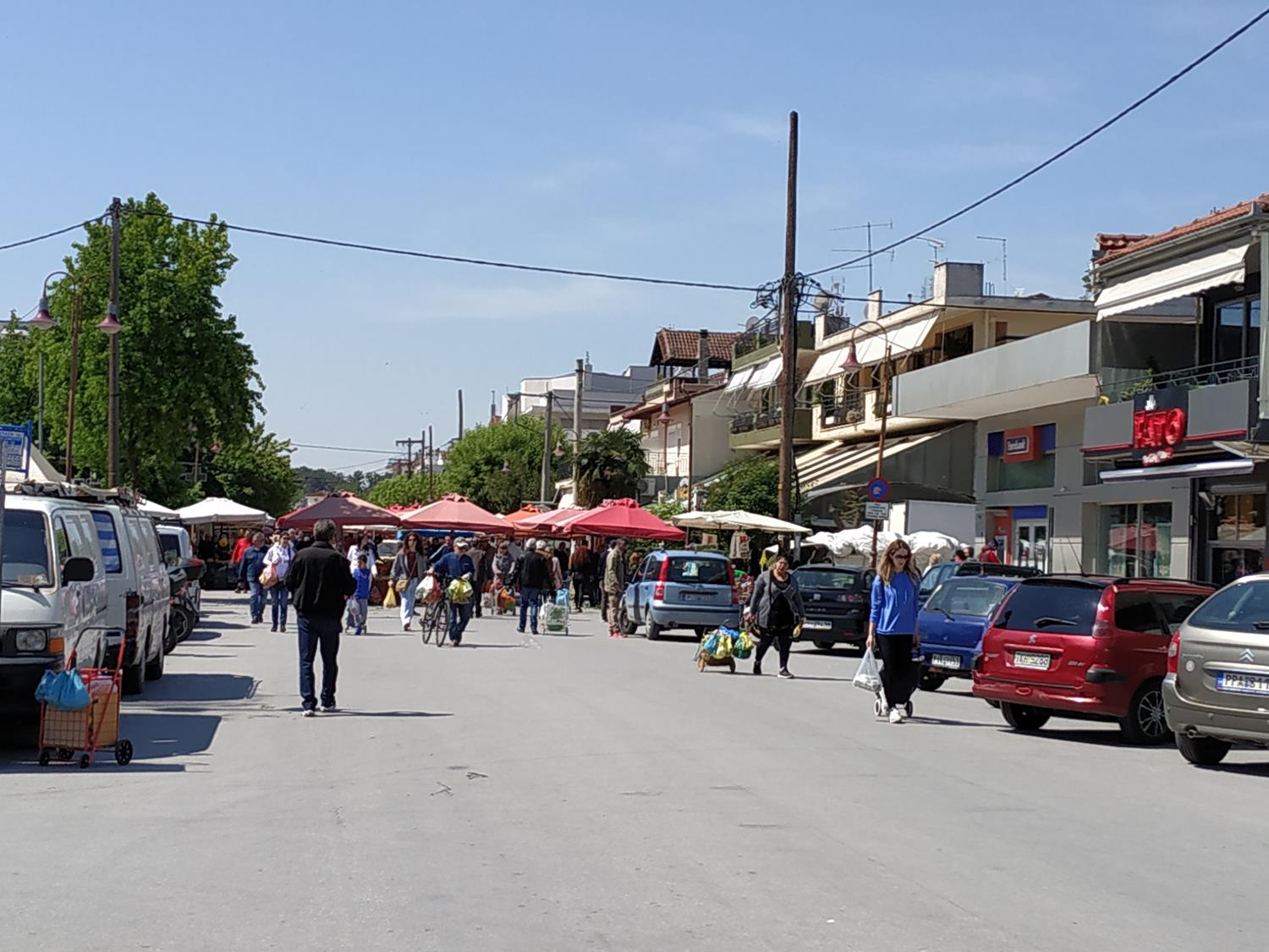 Δείτε φωτορεπορτάζ: Ξεχύθηκαν στη λαϊκή του Σαββάτου οι Λαρισαίοι