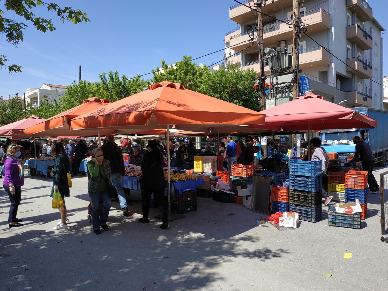 Δείτε φωτορεπορτάζ: Ξεχύθηκαν στη λαϊκή του Σαββάτου οι Λαρισαίοι