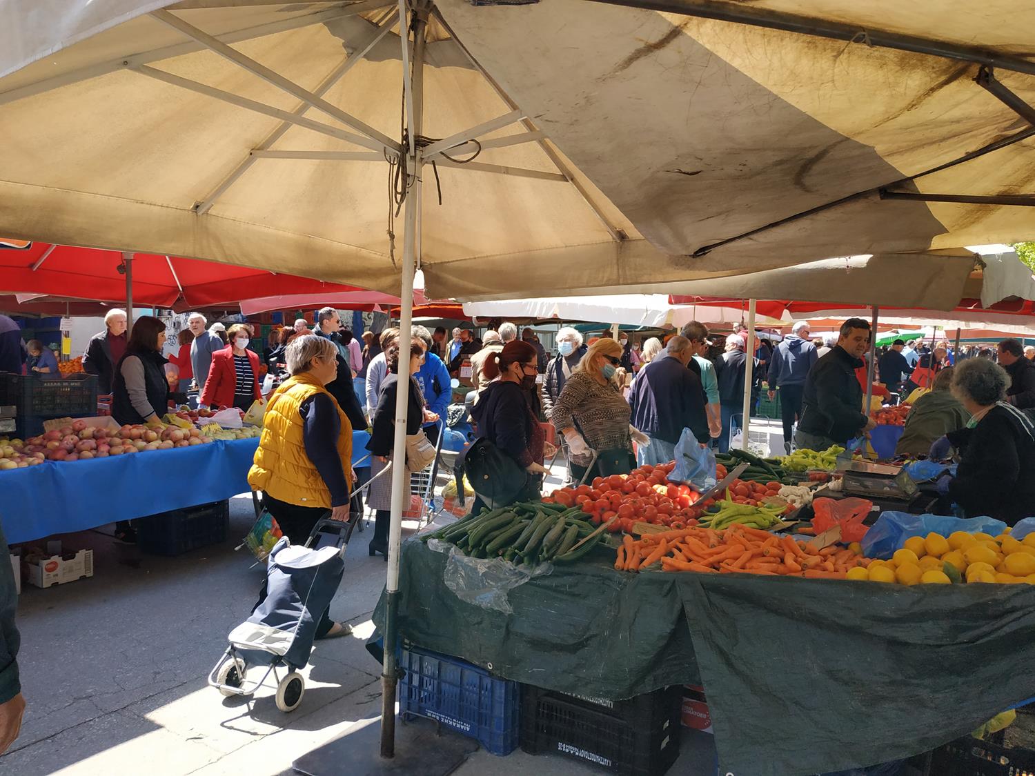 Δείτε φωτορεπορτάζ: Ξεχύθηκαν στη λαϊκή του Σαββάτου οι Λαρισαίοι