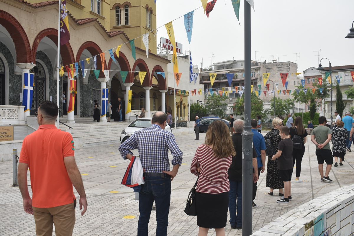 Ουρά στον Άγιο Αχίλλιο οι Λαρισαίοι πιστοί για να προσκυνήσουν τα λείψανα κρατώντας αποστάσεις - Δείτε φωτογραφίες