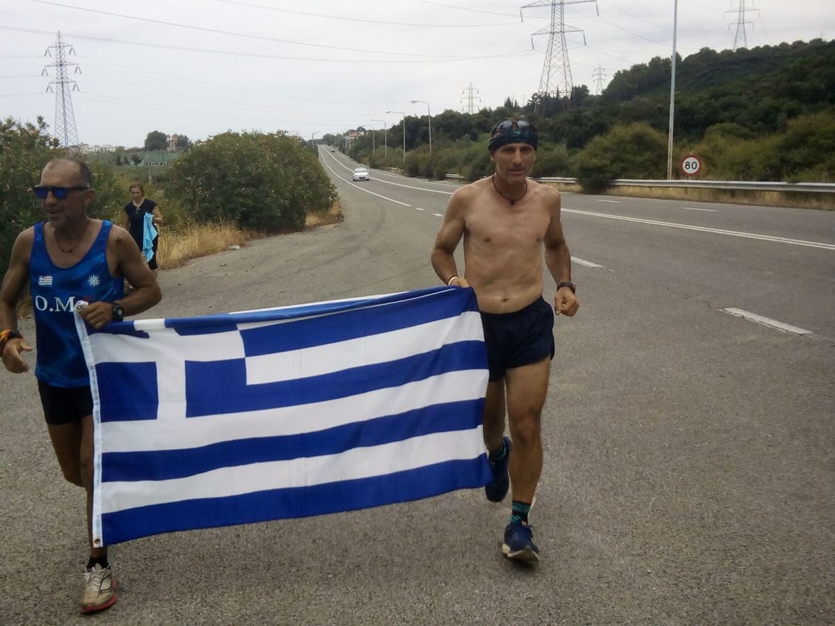 Συγκλονιστικός ο Λαρισαίος μαραθωνοδρόμος - Έτρεξε 371 χιλιόμετρα για να αποδώσει τιμή στους υπερασπιστές των Θερμοπυλών (φωτο)