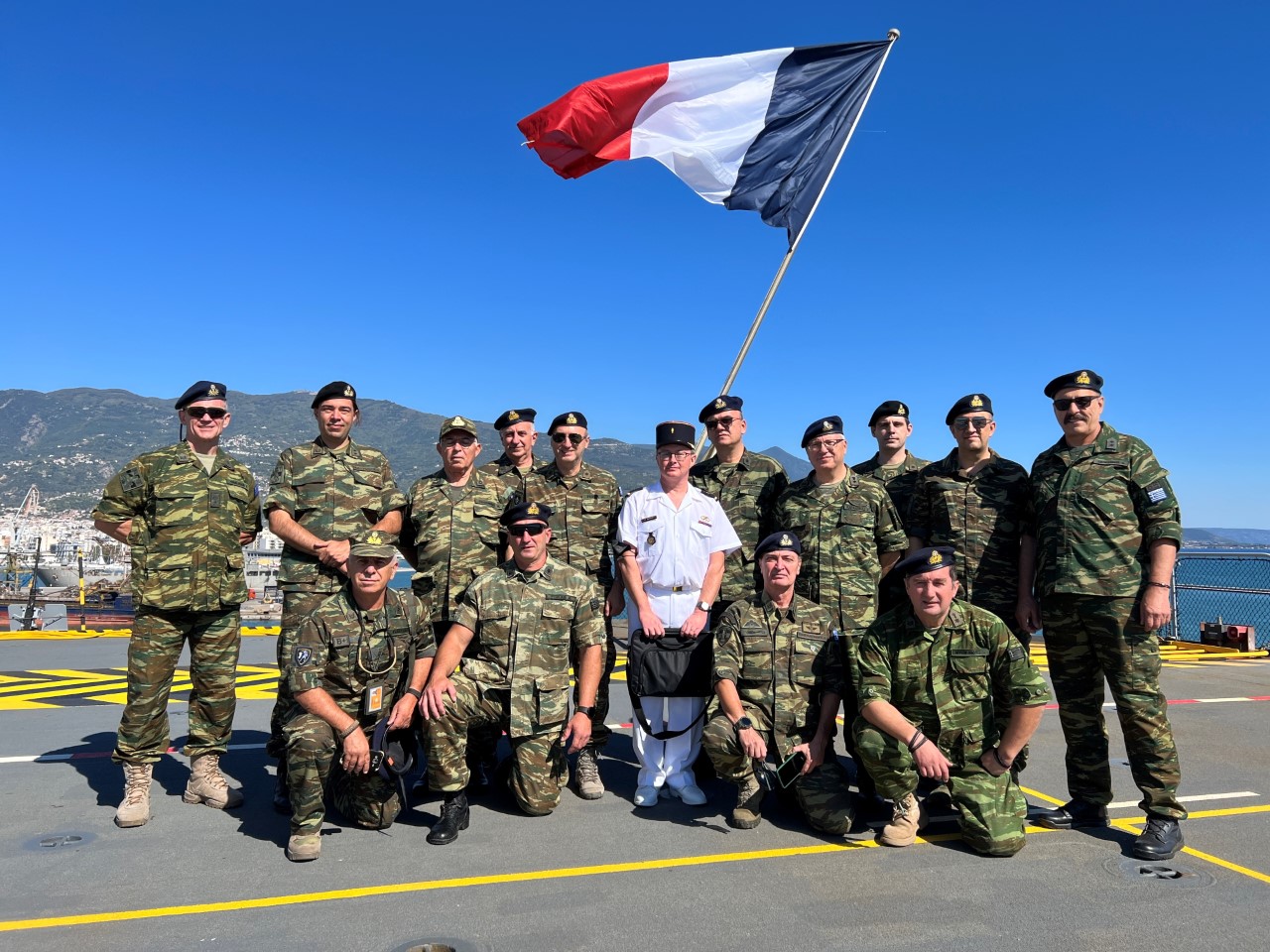 Le SEAN de Larissa à bord du navire FSTONNERE du Commandement des opérations amphibies (LHD).