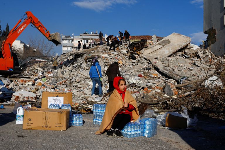 Σεισμός Τουρκία: Τραγικές ώρες στα συντρίμμια – Ενισχύεται η ελληνική αποστολή – Live όλες οι εξελίξεις | tanea.gr