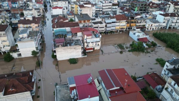 Ο Πηνειός "πνίγει" τη συνοικία του Αγίου Θωμά της Λάρισας - Δείτε βίντεο και φωτογραφίες από ψηλά