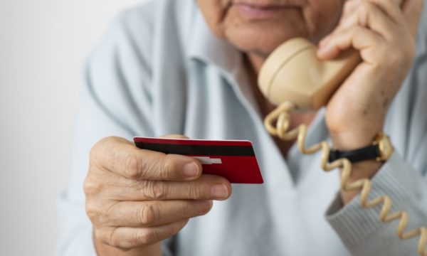 Τηλεφωνικές απάτες: Έντεκα σημάδια ότι προσπαθούν να σας εξαπατήσουν