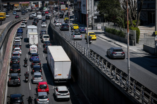 Ανατροπή νταλίκας στην Αθηνών-Λαμίας στο ύψος του Αυλώνα – Από τη δεξιά λωρίδα και τη ΛΕΑ η κίνηση των οχημάτων