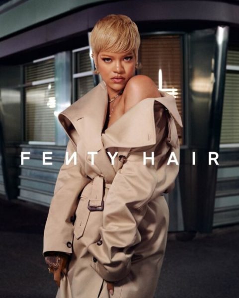 Η Rihanna τόλμησε ένα στυλάτο flippy pixie κούρεμα για να προωθήσει το νέο της hair brand