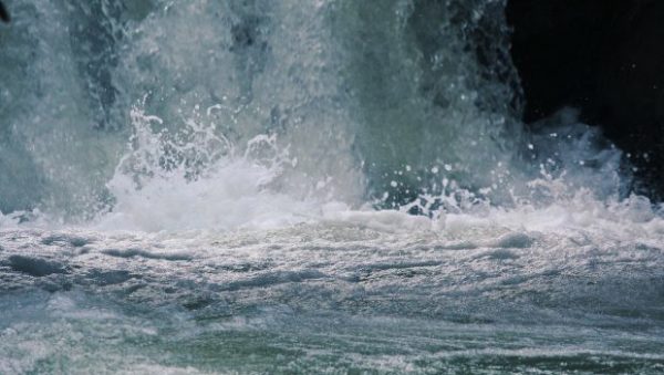 Η στιγμή που ανυποψίαστος τουρίστας κινηματογραφεί τα πρώτα κύματα ενός τσουνάμι που σκότωσε 220.000 άτομα