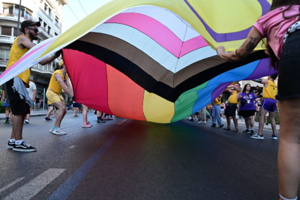 Athens Pride 2024: Γεμίζει χρώματα η Αθήνα στην παρέλαση υπερηφάνειας