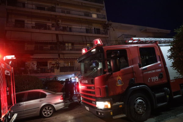 Φωτιά σε διαμέρισμα στα Κάτω Πατήσια: Απεγκλωβίστηκαν δύο γυναίκες – Έλεγχος για τυχόν άλλους εγκλωβισμένους