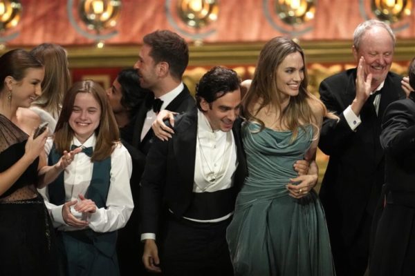 Angelina Jolie: Στο κόκκινο χαλί των Tony Awards την 15χρονη κόρη της, Vivienne