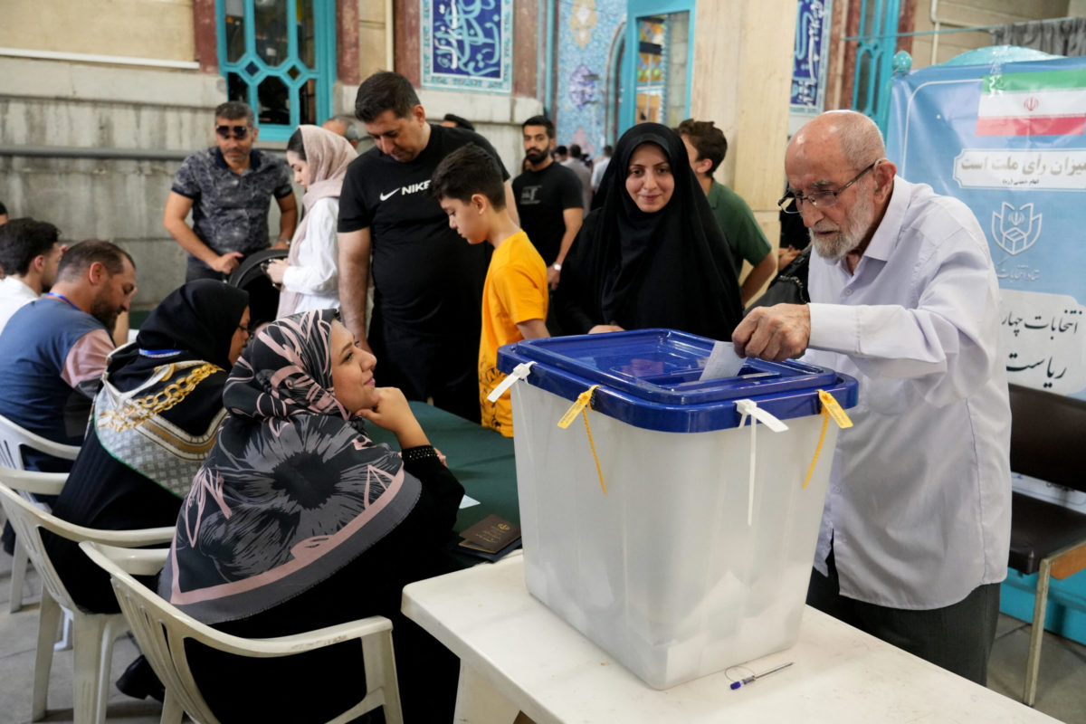 Προς δεύτερο γύρο προεδρικών εκλογών στο Ιράν με αναμέτρηση μεταξύ Μασούντ Πεζεσκιάν και Σαΐντ Τζαλιλί