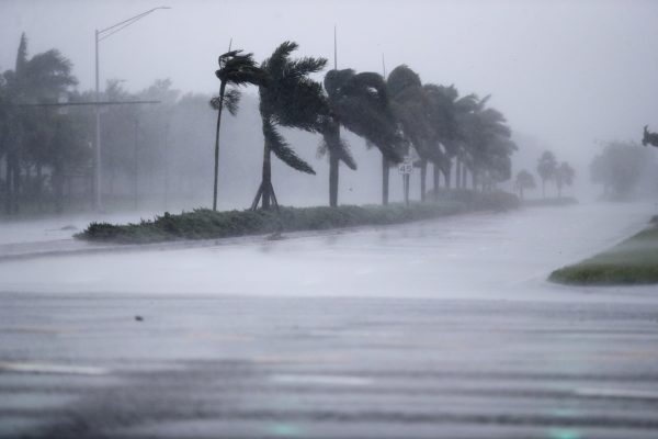 Ο Tυφώνας Μπερίλ αναβαθμίστηκε επικίνδυνα στην Κατηγορία 3