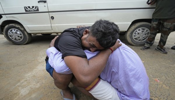 Νέο Δελχί: Τουλάχιστον 121 νεκροί μετά από θρησκευτική τελετή – Τα περισσότερα θύματα είναι γυναίκες