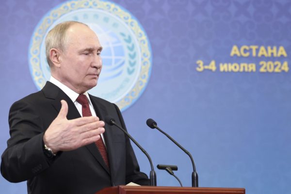 Ο Πούτιν είπε ότι η προτίμηση του για τον Μπάιντεν παραμένει αμετάβλητη παρά το ντιμπέιτ