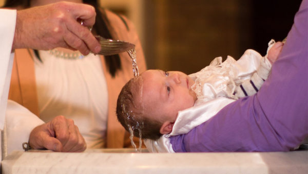 Πώς να μην κλάψει το μωρό στη βάπτιση