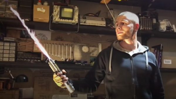 Star Wars: Φανατικός Youtuber κατασκεύασε το πρώτο φωτόσπαθο – Πώς το κατάφερε