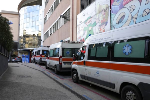 Ιταλία: Κατάρρευση μπαλκονιού στη Νάπολη: Δύο νεκροί και 13 τραυματίες εκ των οποίων 7 παιδιά
