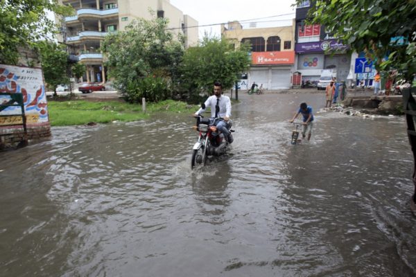 Πακιστάν: Τουλάχιστον 30 νεκροί από τις πλημμύρες που προκάλεσαν καταρρακτώδεις βροχές