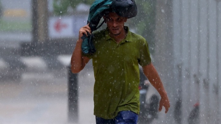 Tοπικές βροχές και μπόρες στα δυτικά, κεντρικά και βόρεια – Πρόγνωση από τον Παναγιώτη Γιαννόπουλο