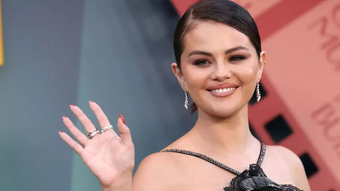 Selena Gomez: Με glam μακιγιάζ που αξίζει να αντιγράψεις σε ένα επίσημο κάλεσμα