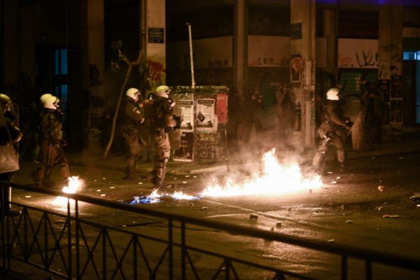 Εξάρχεια: Επίθεση με μολότοφ εναντίον αστυνομικών τα ξημερώματα