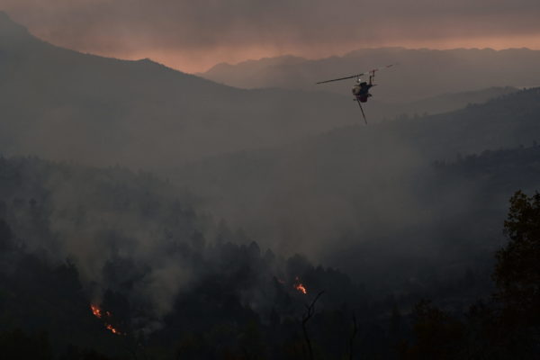 Πυρκαγιά στο Ξυλόκαστρο Κορινθίας: Μάχη με τις διάσπαρτες εστίες θα δώσουν όλο το βράδυ οι πυροσβεστικές δυνάμεις