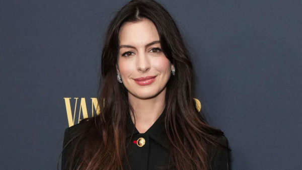 Anne Hathaway: Αποκάλυψε ποια προϊόντα ομορφιάς έχει πάντα στην τσάντα της