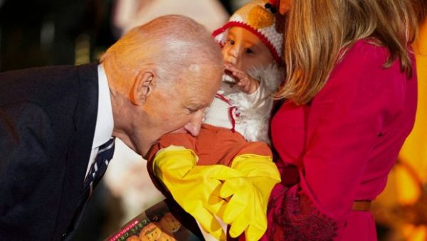 Σε ρυθμούς Halloween ο Μπάιντεν – Δάγκωσε το πόδι μωρού που είχε ντυθεί κοτόπουλο