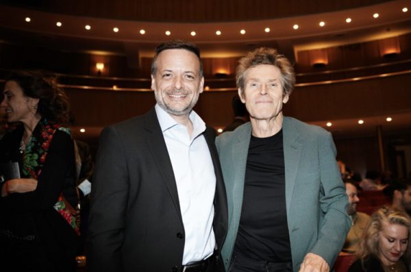 Willem Dafoe: Στην Ελλάδα ο χολιγουντιανός σταρ – Έδωσε το «παρών» στην παράσταση «Τρεις Γυναίκες» στο Θέατρο Ολύμπια