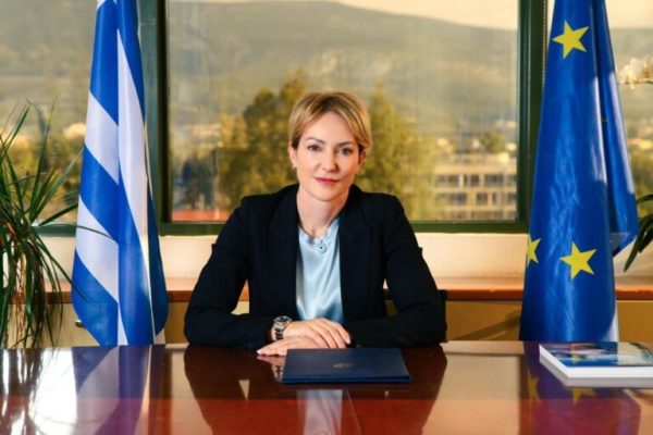 H υφυπουργός Περιβάλλοντος ενημέρωσε τους βουλευτές της αντιπολίτευσης για τα επεισόδια με τους εποχικούς πυροσβέστες και τα ΜΑΤ