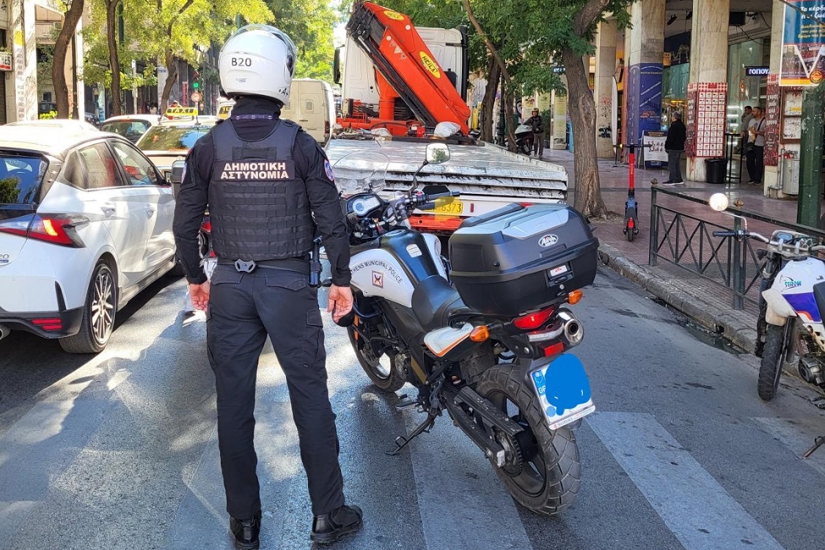 Δήμος Αθηναίων: Απομακρύνονται τα παράνομα σταθμευμένα δίκυκλα από τα πεζοδρόμια της πόλης