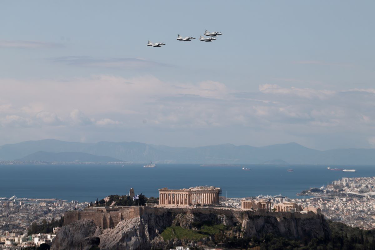 Διέλευση αεροσκαφών πάνω από την Αττική για τον εορτασμό του προστάτη της Πολεμικής Αεροπορία – Το μήνυμα του πρωθυπουργού