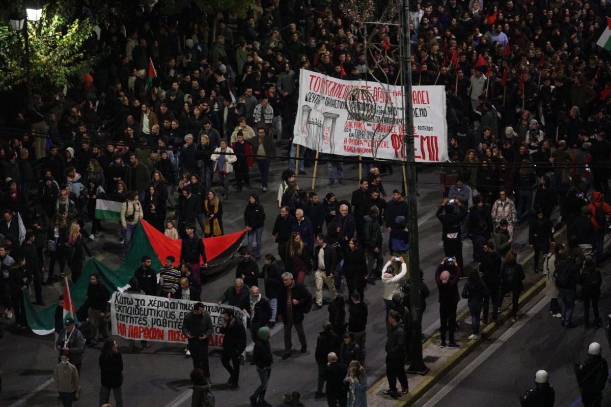 Κορυφώθηκαν οι εκδηλώσεις για το Πολυτεχνείο: Μαζική και ειρηνική η πορεία στην Αθήνα – Ένταση και μολότοφ στη Θεσσαλονίκη