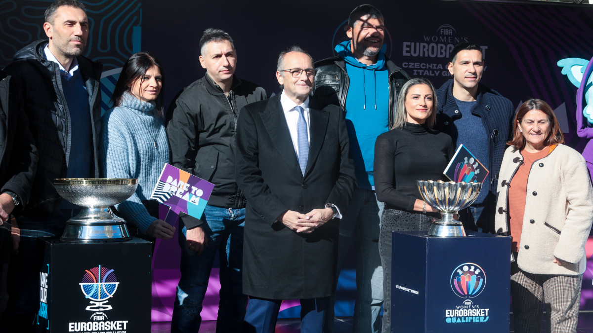 Τα τρόπαια του Eurobasket στην πλατεία Αριστοτέλους (video)