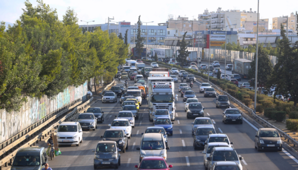 Φωτιά σε όχημα επί της Λ. Κηφισού – Με δυσκολία η κυκλοφορία στο ρεύμα προς Λαμία