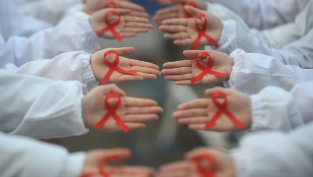 Παγκόσμια Ημέρα κατά του AIDS: Ανάγκη να μπει «στοπ» στο στίγμα – Απαραίτητη η έγκαιρη διάγνωση