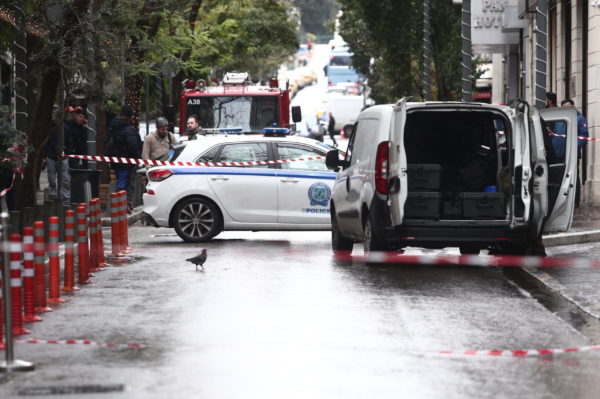 Συναγερμός στην Κυψέλη: Σακούλα με γκαζάκι και εύφλεκτο υγρό βρέθηκε έξω από τα γραφεία του ΕΦΚΑ