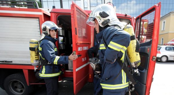 Φωτιά σε αποθήκη πολυκαταστήματος στον Πειραιά – Στο σημείο ισχυρές δυνάμεις της Πυροσβεστικής