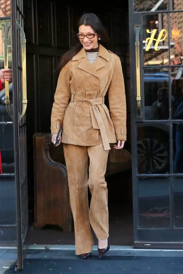 Bella Hadid: Με total suede look σε πρωινή της έξοδο