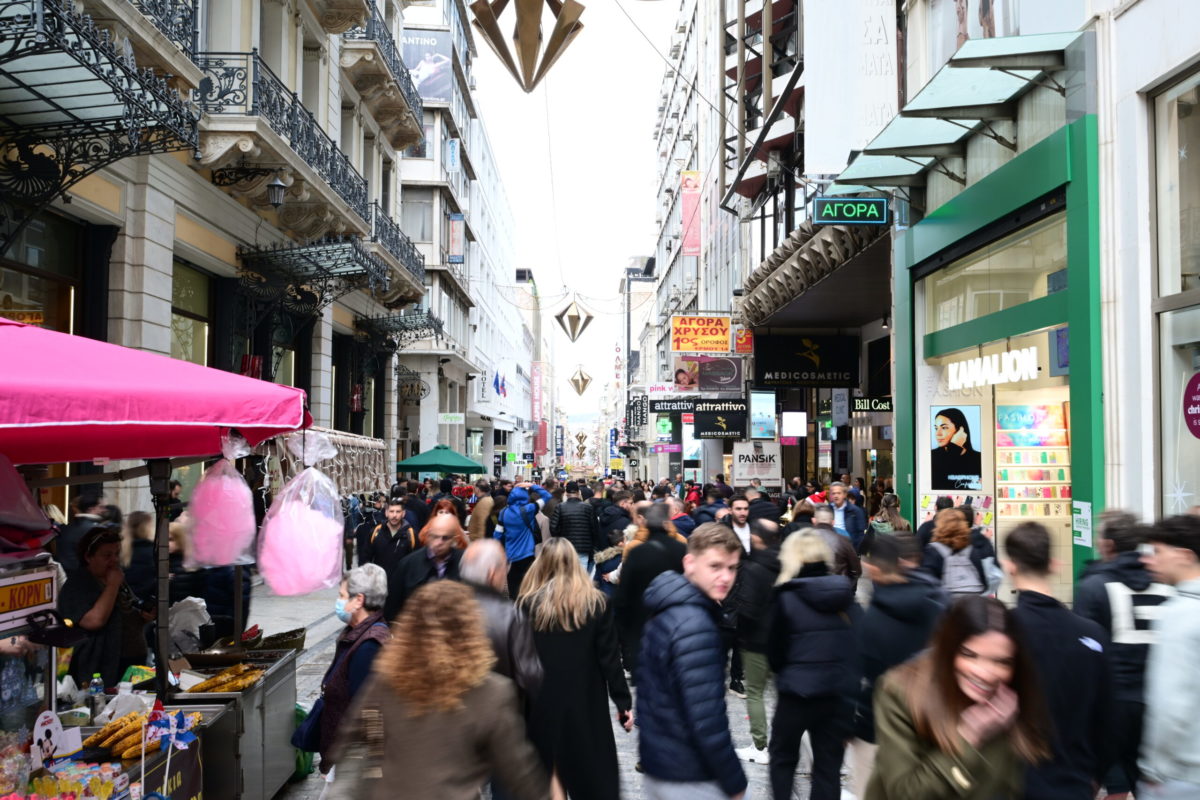 Εορταστικό ωράριο: Πώς θα λειτουργήσουν τα καταστήματα σήμερα Δευτέρα και αύριο Τρίτη, παραμονή Χριστουγέννων