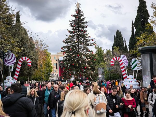 Με κάλαντα και ευχές τα τελευταία ψώνια πριν τα Χριστούγεννα – Τι ώρα κλείνουν μαγαζιά και σούπερ μάρκετ