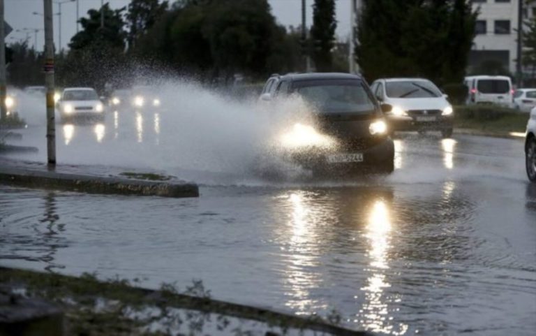 Προβλήματα από την έντονη βροχόπτωση στην Παραλιακή – Διακοπή κυκλοφορίας στη Λεωφόρο Ποσειδώνος