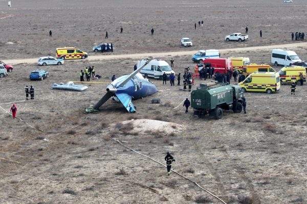 Azerbaijan Airlines: Για έναν «δυνατό κρότο» κατά την προσέγγιση στο Γκρόζνι μιλά επιζώντας – Τι δείχνει η έρευνα