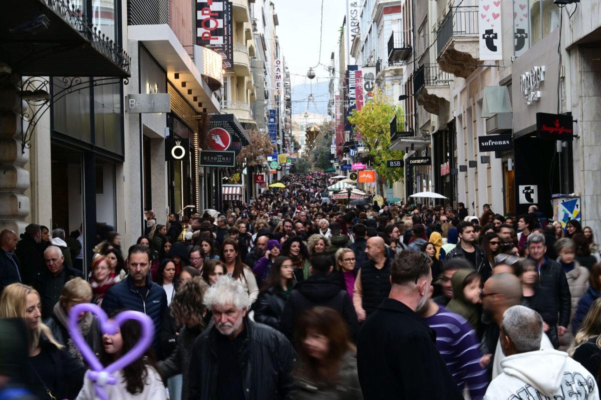 Στους δρόμους οι καταναλωτές για το εορταστικό τραπέζι – Ανοιχτά τα καταστήματα την Κυριακή