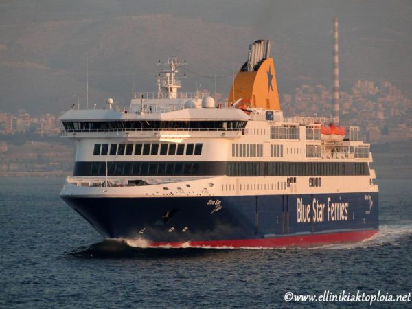 Το Blue Star Delos το πρώτο πλοίο που μπήκε στο λιμάνι του Πειραιά το 2025