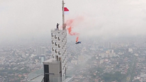 Ιστορικό άλμα από τον Autograph Tower (video)